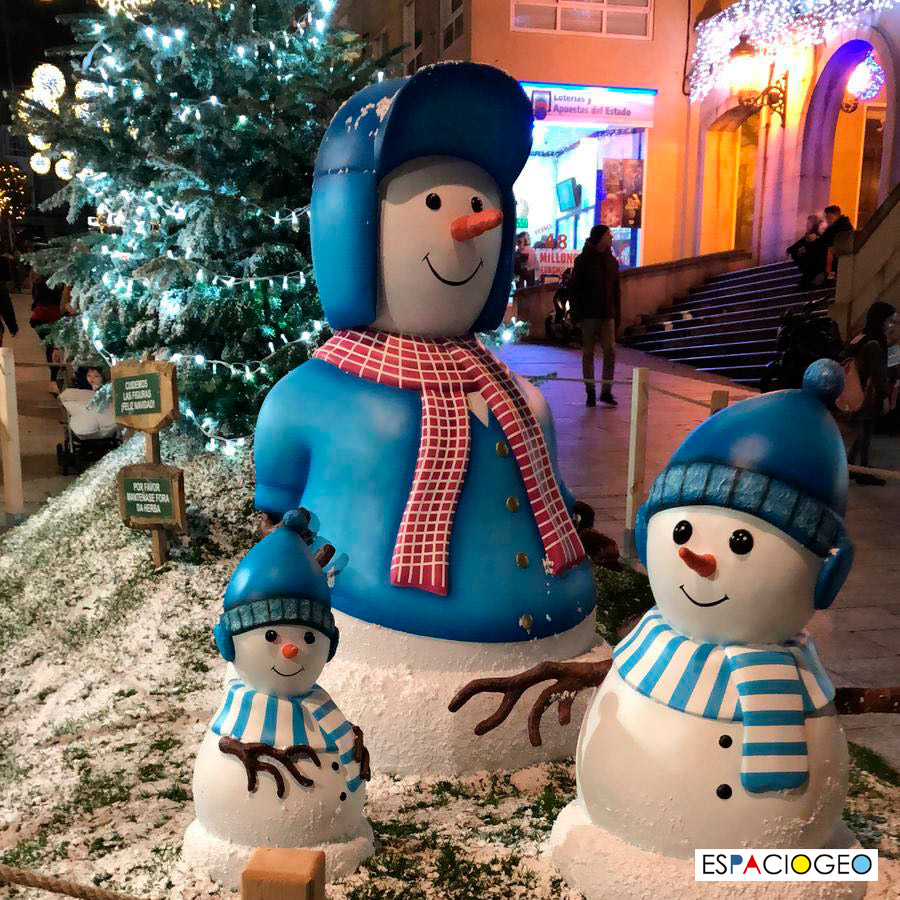 Muñecos de Nieve Azules en Calle Eduardo Iglesias Vigo