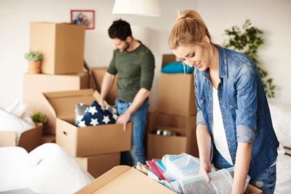 Pareja organizando en cajas