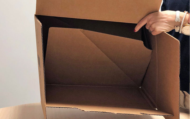 Caja de cartón para envíos grande abierta
