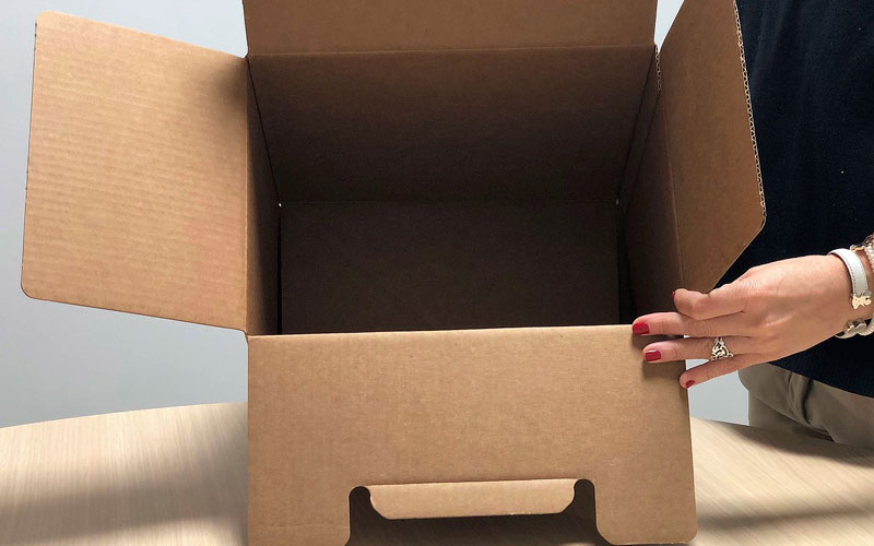 Caja de cartón para envíos mediana abierta