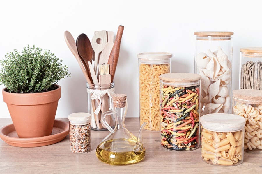 Tarros de vidrio reutilizables con alimentos secos, una propuesta de almacenamiento sostenible en casa.