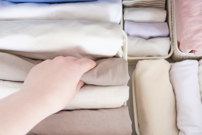 Técnicas para doblar la ropa y ahorrar espacio en casa