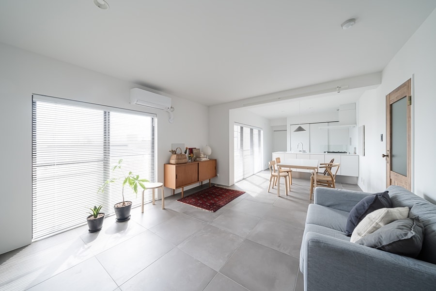 Organización para personas mayores en un hogar funcional, con espacios despejados y mobiliario accesible que favorecen la movilidad y la seguridad.