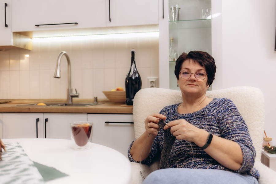 Ambiente doméstico adaptado según principios de organización para personas mayores, con orden, confort y accesibilidad para el día a día.