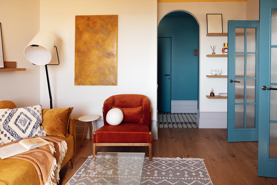 Espacio de estar con contraste de colores cálidos y fríos, que refleja una organización visual pensada para lograr impacto estético sin perder funcionalidad.
