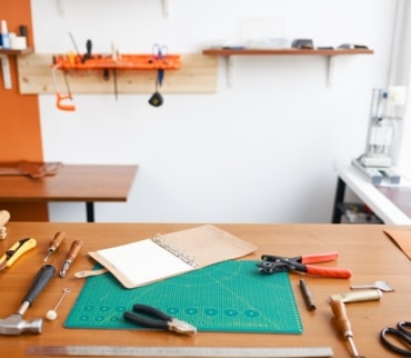 Taller de bricolaje con herramientas manuales organizadas sobre mesa de trabajo y panel vertical al fondo, ejemplo funcional para ordenar espacio bricolaje con accesibilidad y estética.