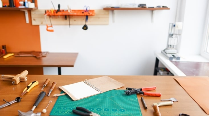 Taller de bricolaje con herramientas manuales organizadas sobre mesa de trabajo y panel vertical al fondo, ejemplo funcional para ordenar espacio bricolaje con accesibilidad y estética.