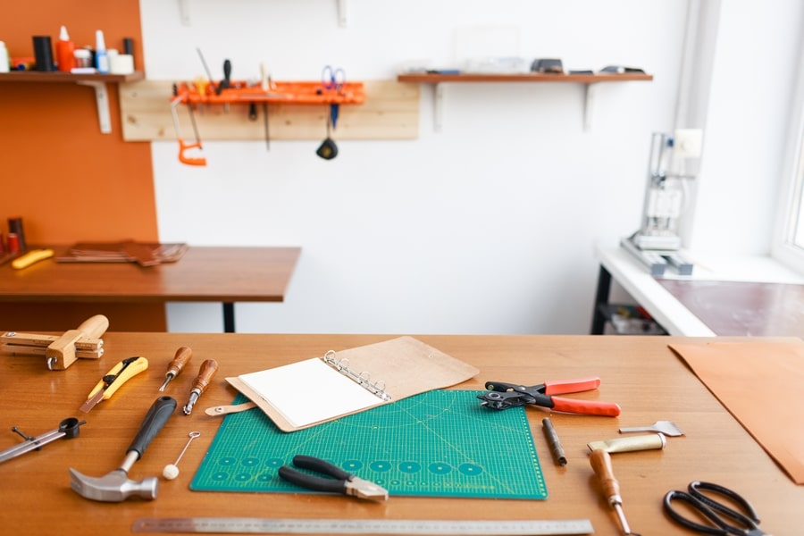 Taller de bricolaje con herramientas manuales organizadas sobre mesa de trabajo y panel vertical al fondo, ejemplo funcional para ordenar espacio bricolaje con accesibilidad y estética.